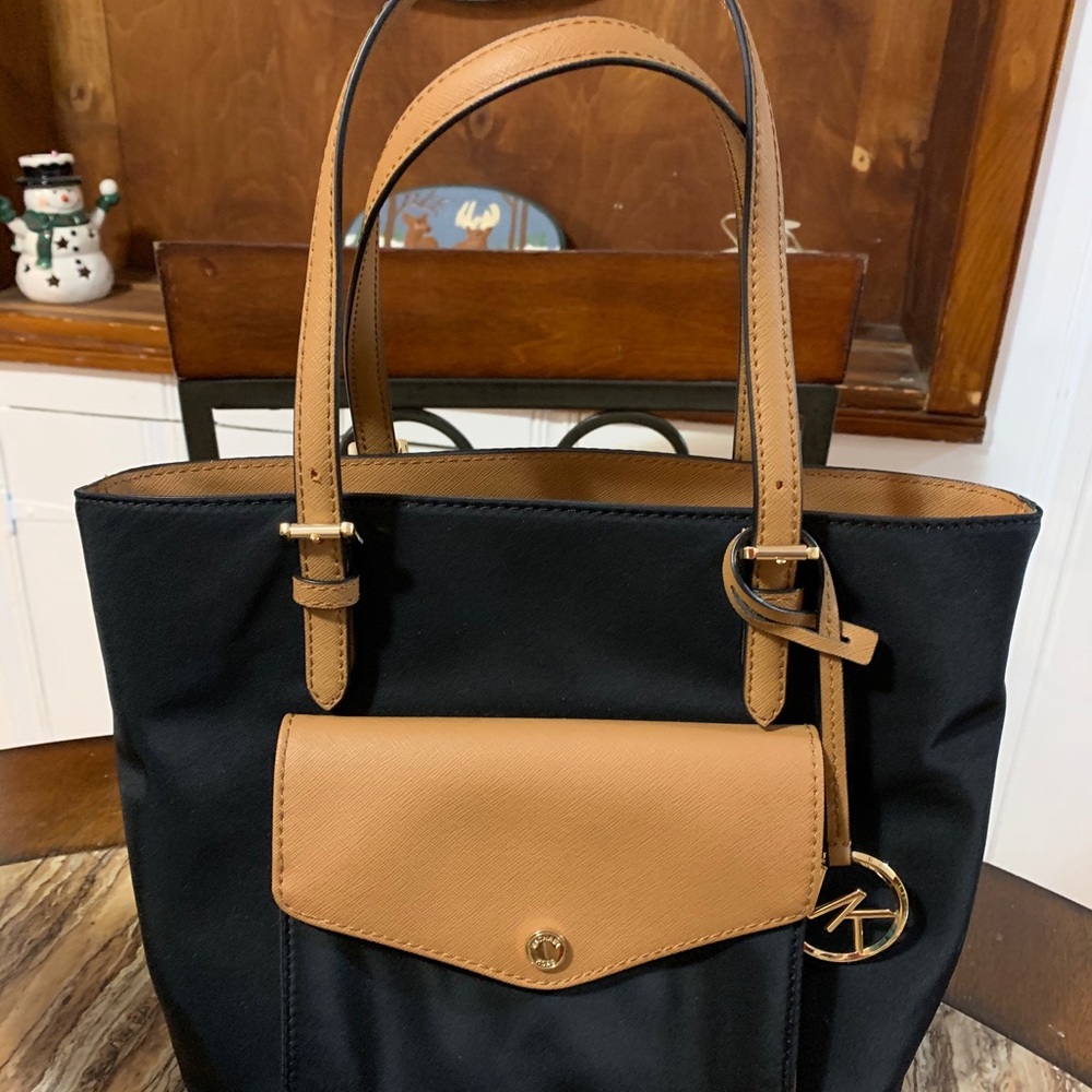 Michael Kors Jet Set Black Pkt MF Tote NWT